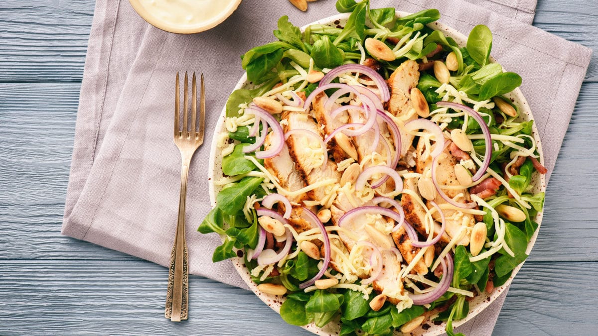 Kylling og baconsalat med karrydressing