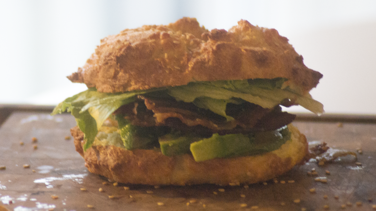 Rester: Keto bagel med bacon