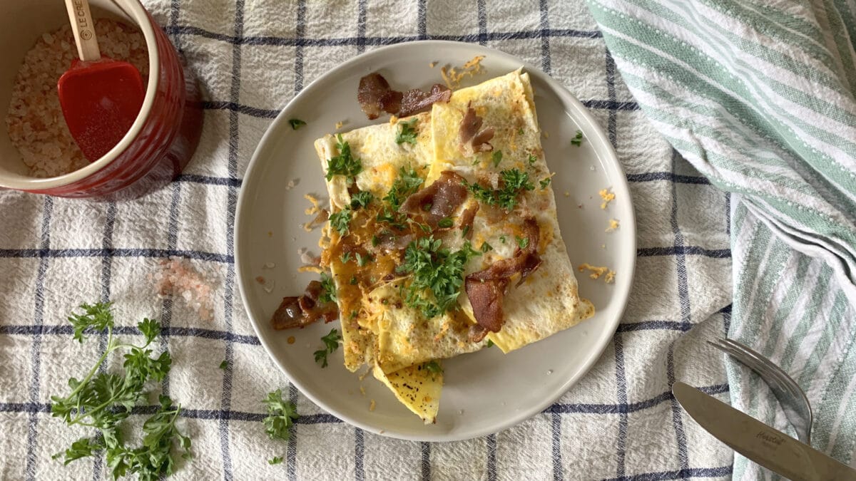 Det store brunch-hit, bacon i oste-omelet