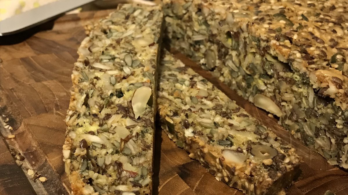 Blødkogt æg og stenalderbrød med pålæg
