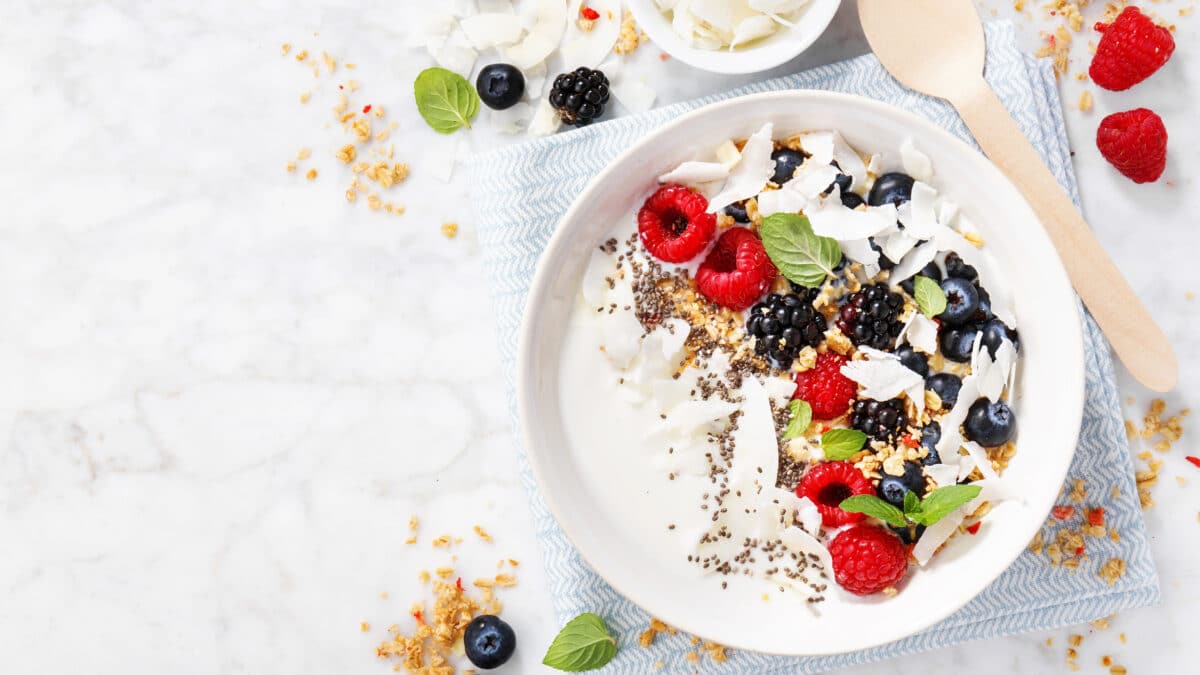Græsk yoghurt 10% med bær, kerner og mørk chokolade
