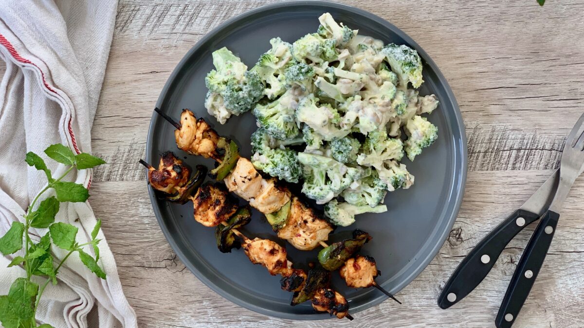 Peanutmarineret kyllingespyd med broccolisalat