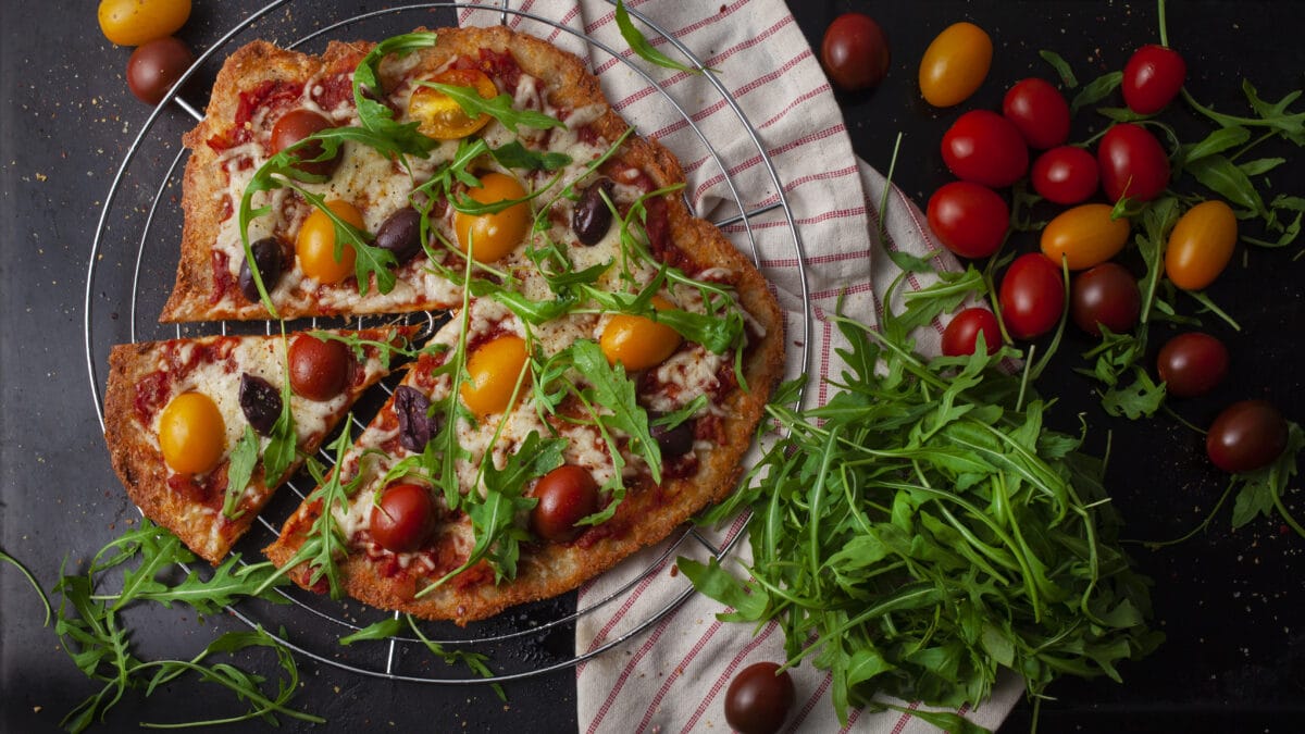 Sprød pizza: Bedre end fathead (Bedste Keto LCHF pizza vi har smagt!)