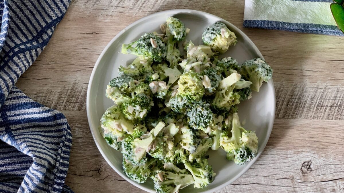 Nem og god broccolisalat