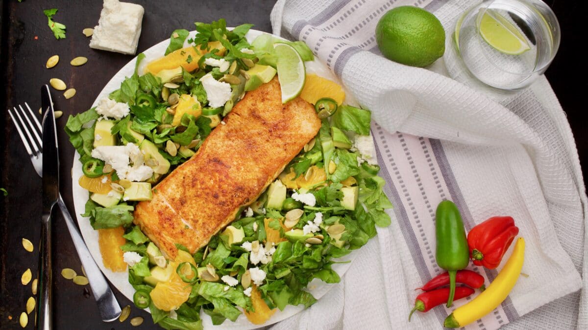 Laks med lækker appelsinsalat