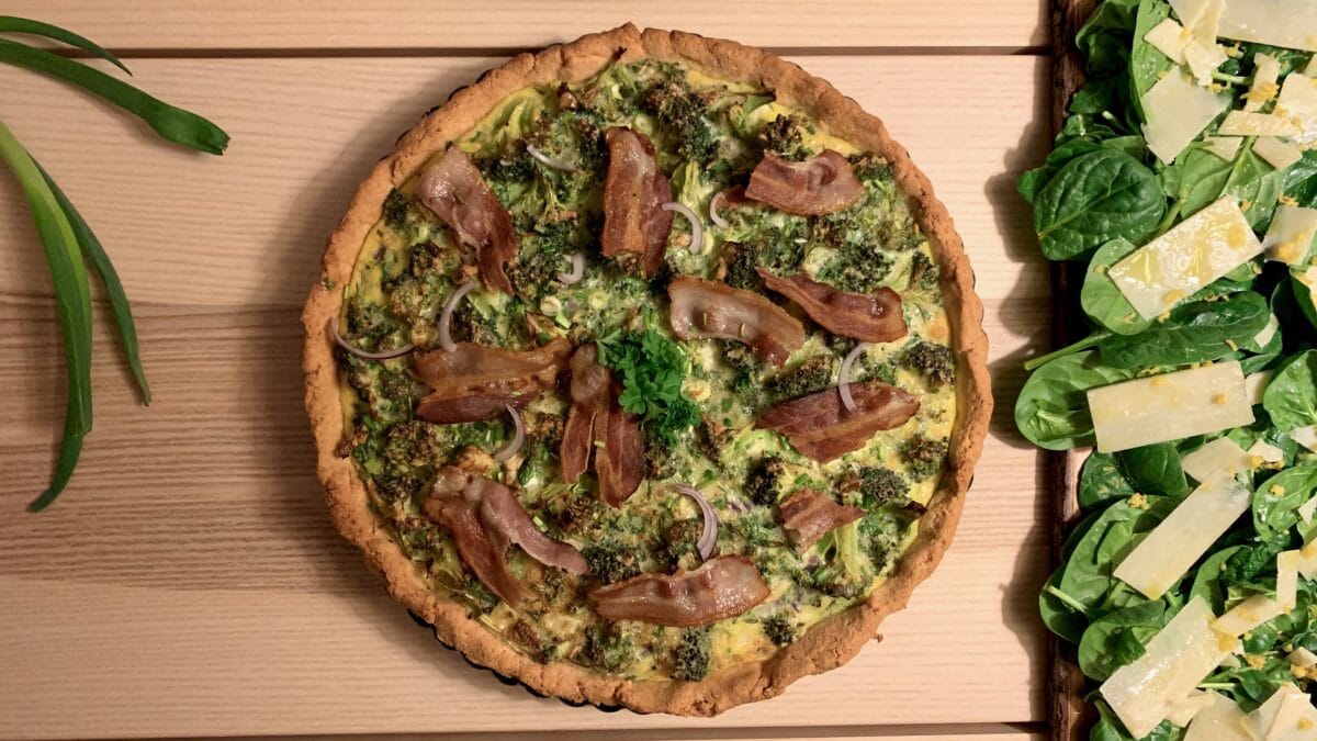 Broccoli bacon tærte med spinatsalat og citronskal