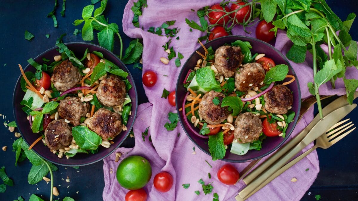 Thai kødboller med lækker peanut salat med mynte og koriander