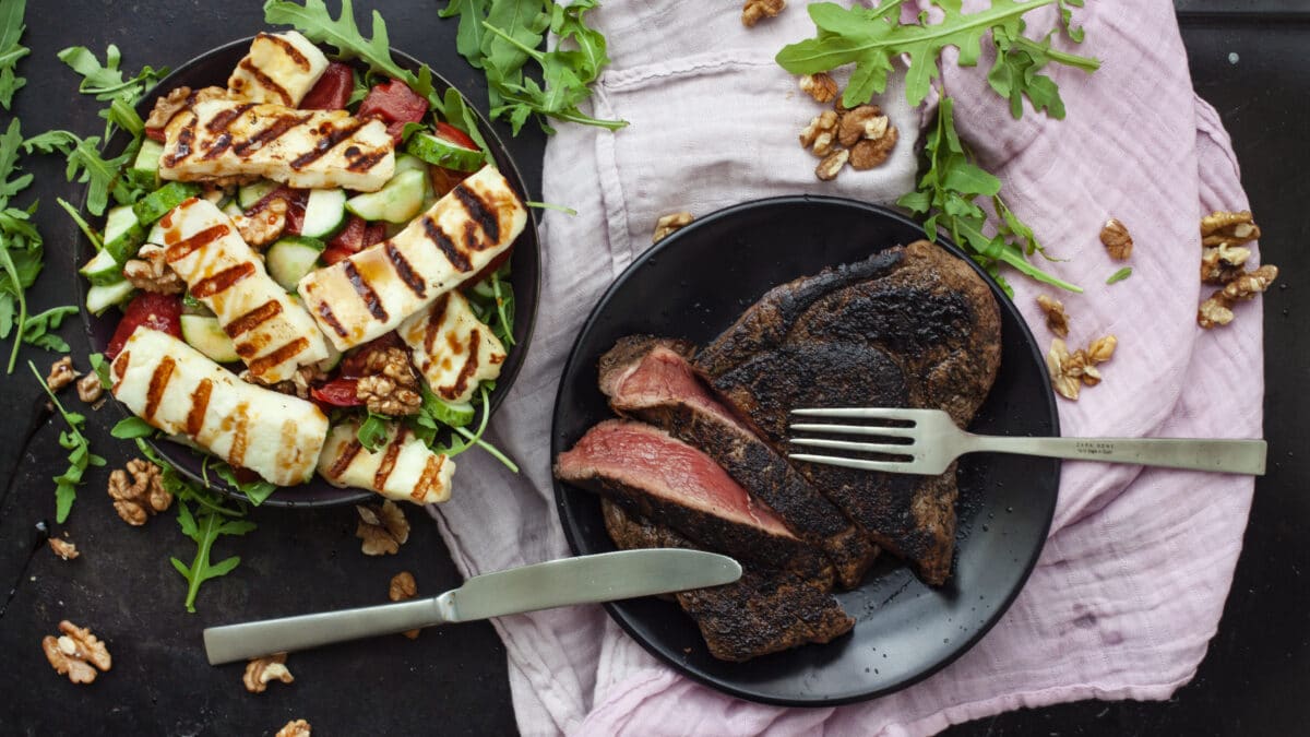 Grillet halloumi salat med entrecote