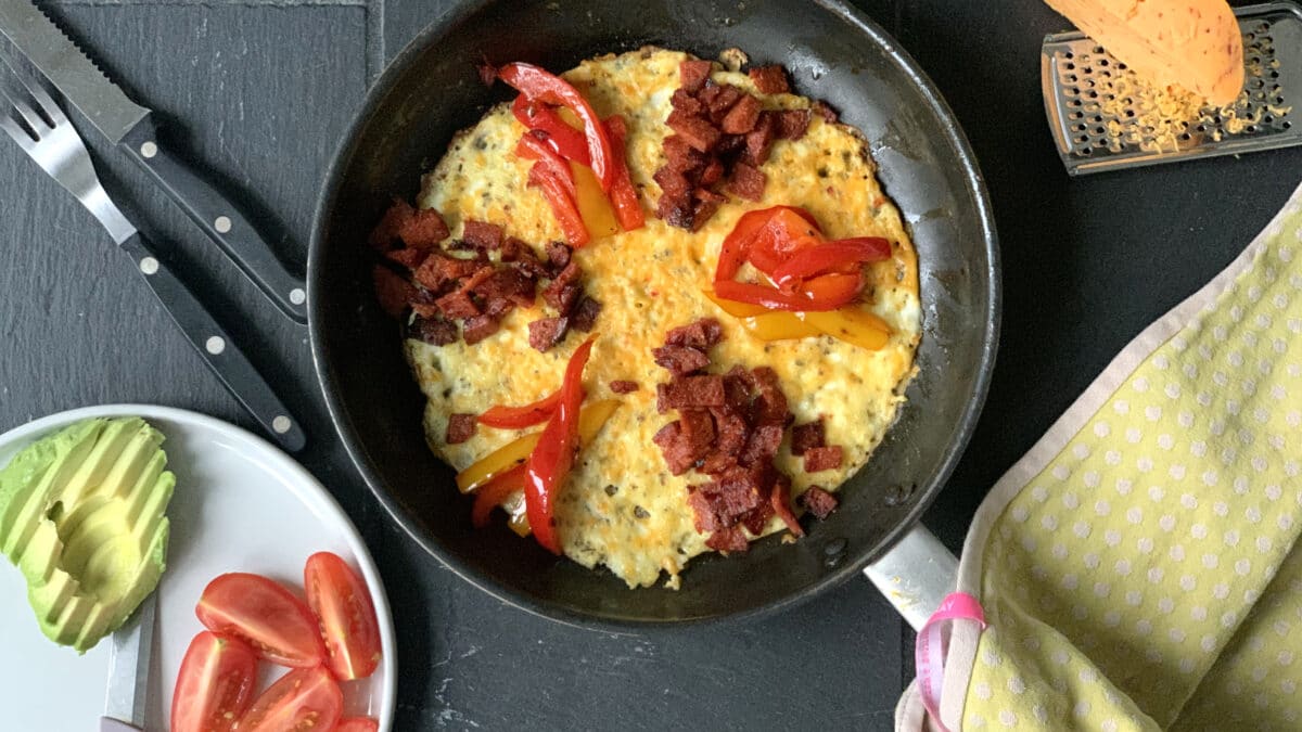 Æggekage med hytteost, salami, cheddar og peberfrugt