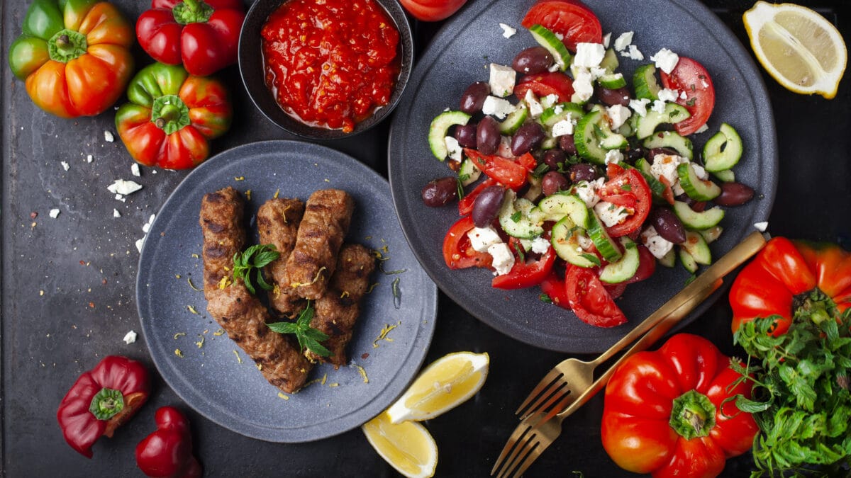 Dag to: Sis köfte med haidari og karse-spinat salat