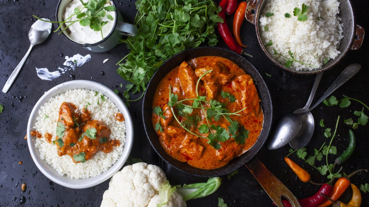 Dag to: Indisk chicken korma med krydret raita