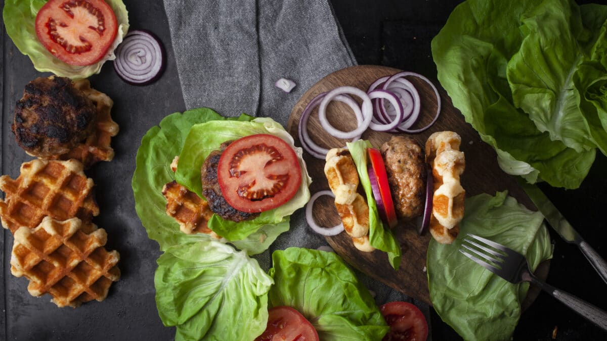 Velsmagende burger af chaffles