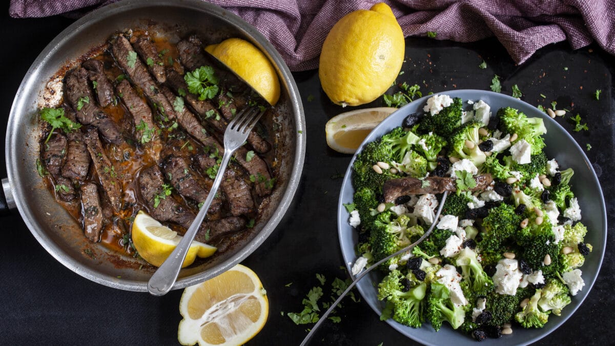 Pandestegt flankesteak med smørsovs og broccolisalat