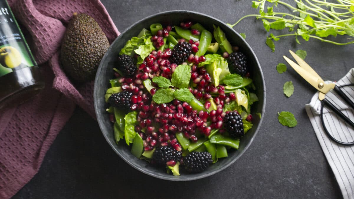Salat med granatæble, avocado og brombær