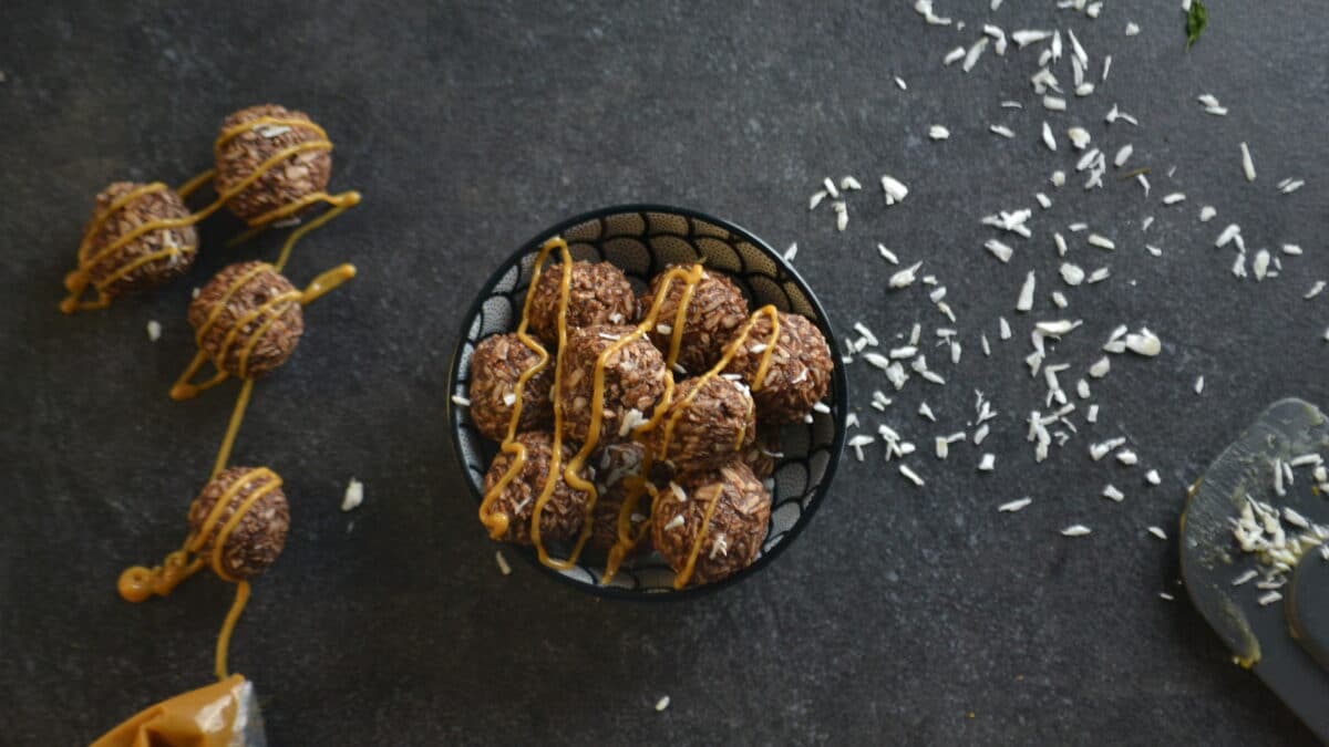 Kokoskugler med mandelessens og peanutbutter