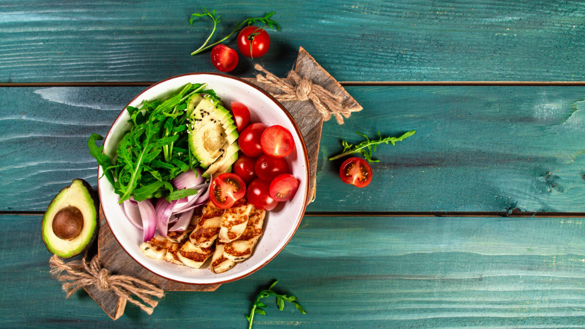 Frokostsalat med halloumi, avocado og grønt
