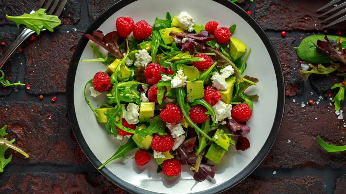 Smagfuld avocadosalat med hindbær, nødder og feta