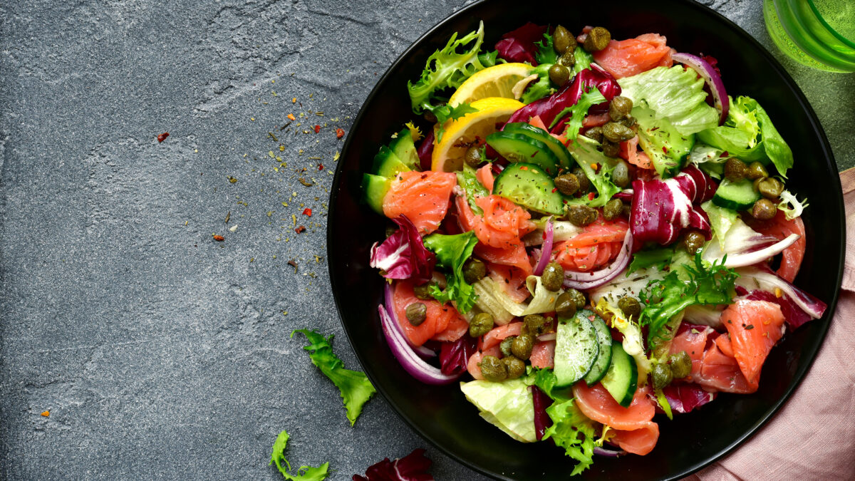 Frokostsalat med gravad laks, citrondressing og kapers