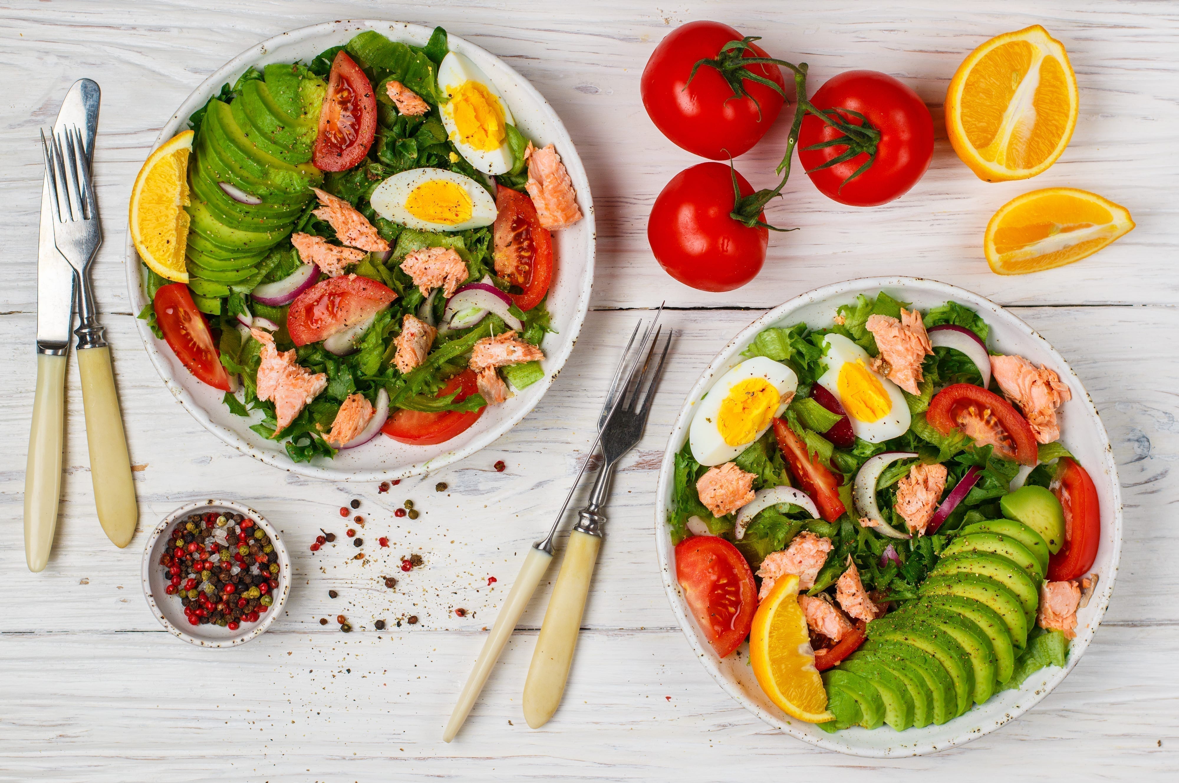 Nem tunsalat med æg og avocado og appelsin