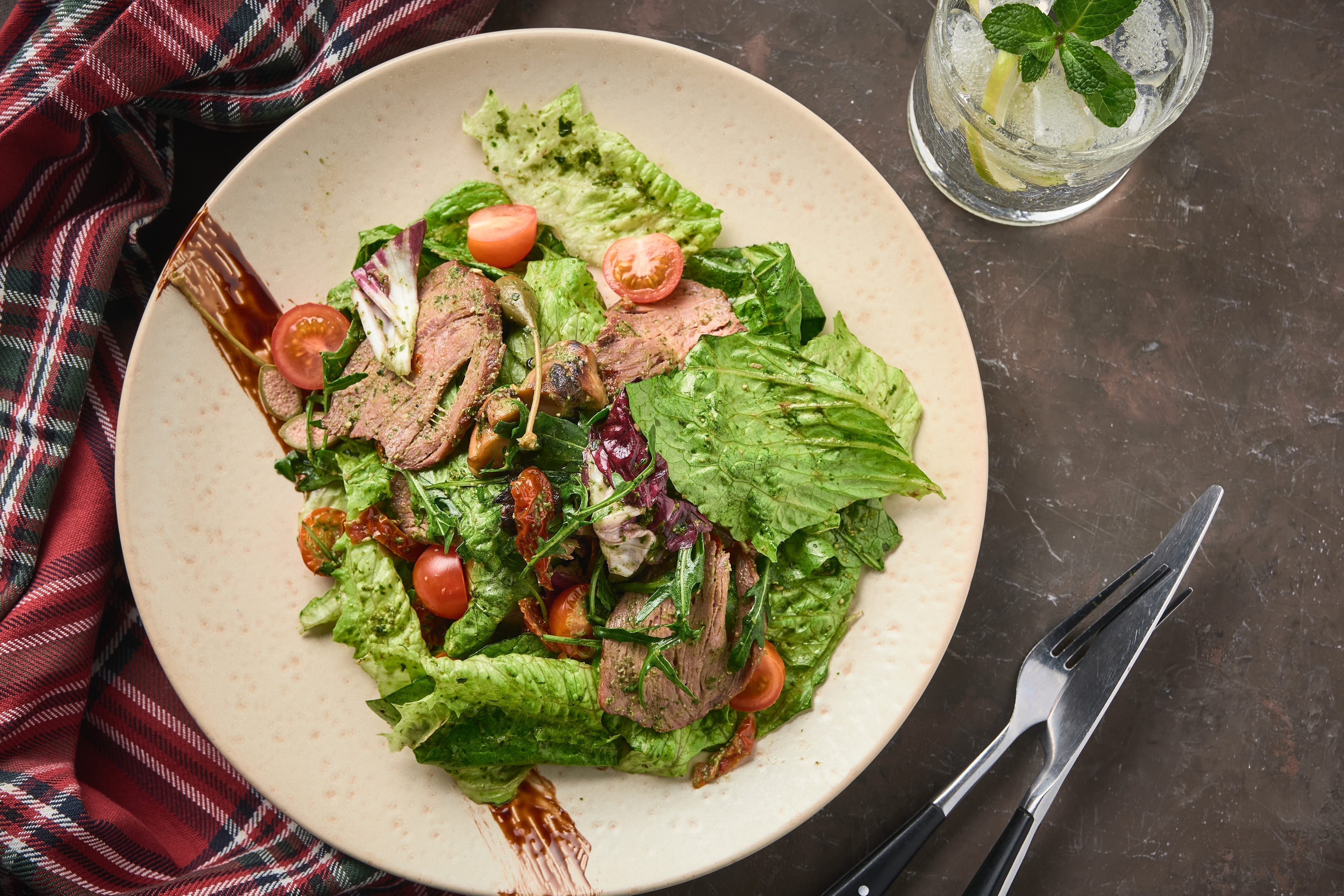 Smagfuld salat med roastbeef og basilikum pesto