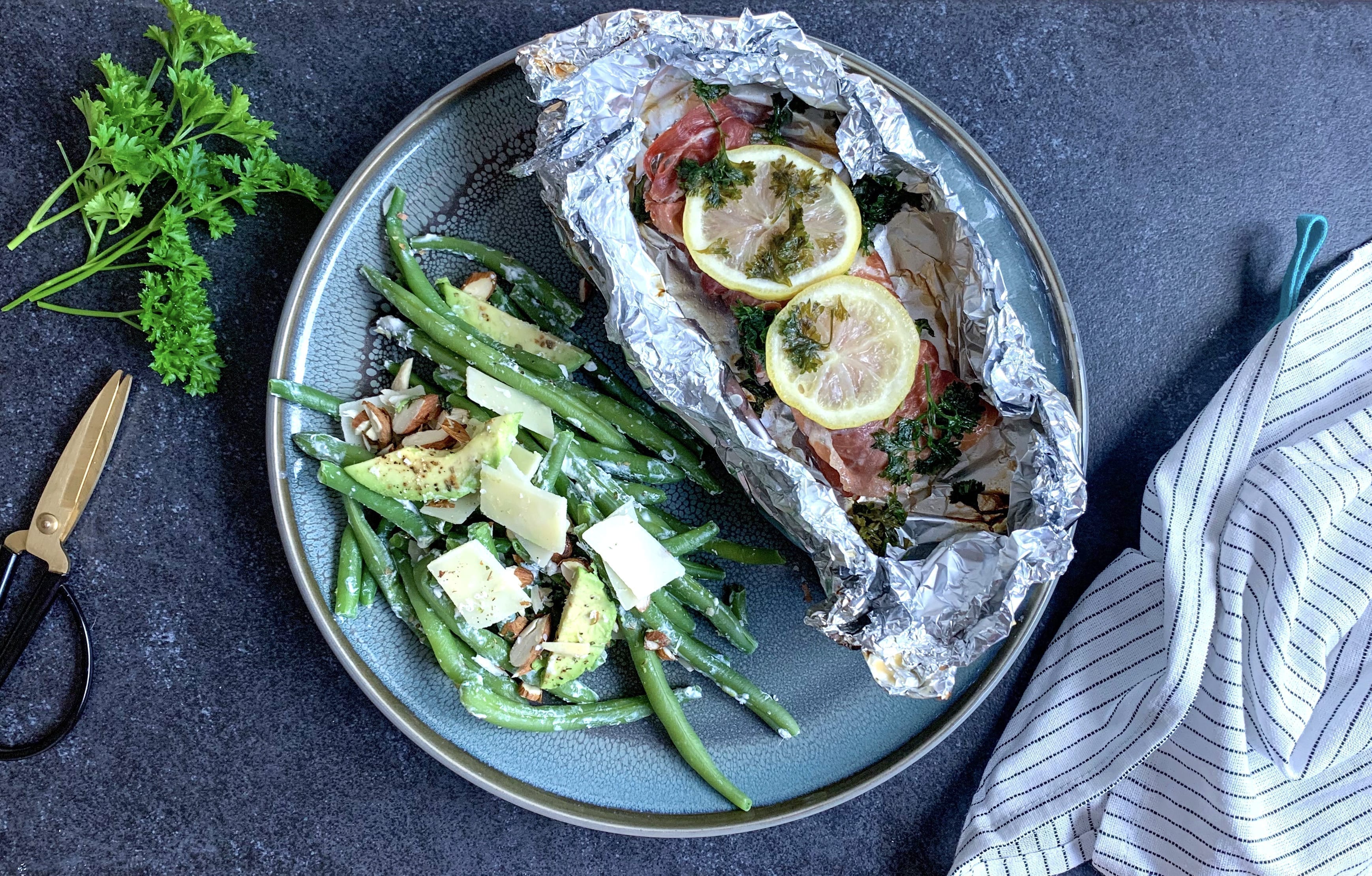 Grillet torsk med serranoskinke og bønnesalat med mandler