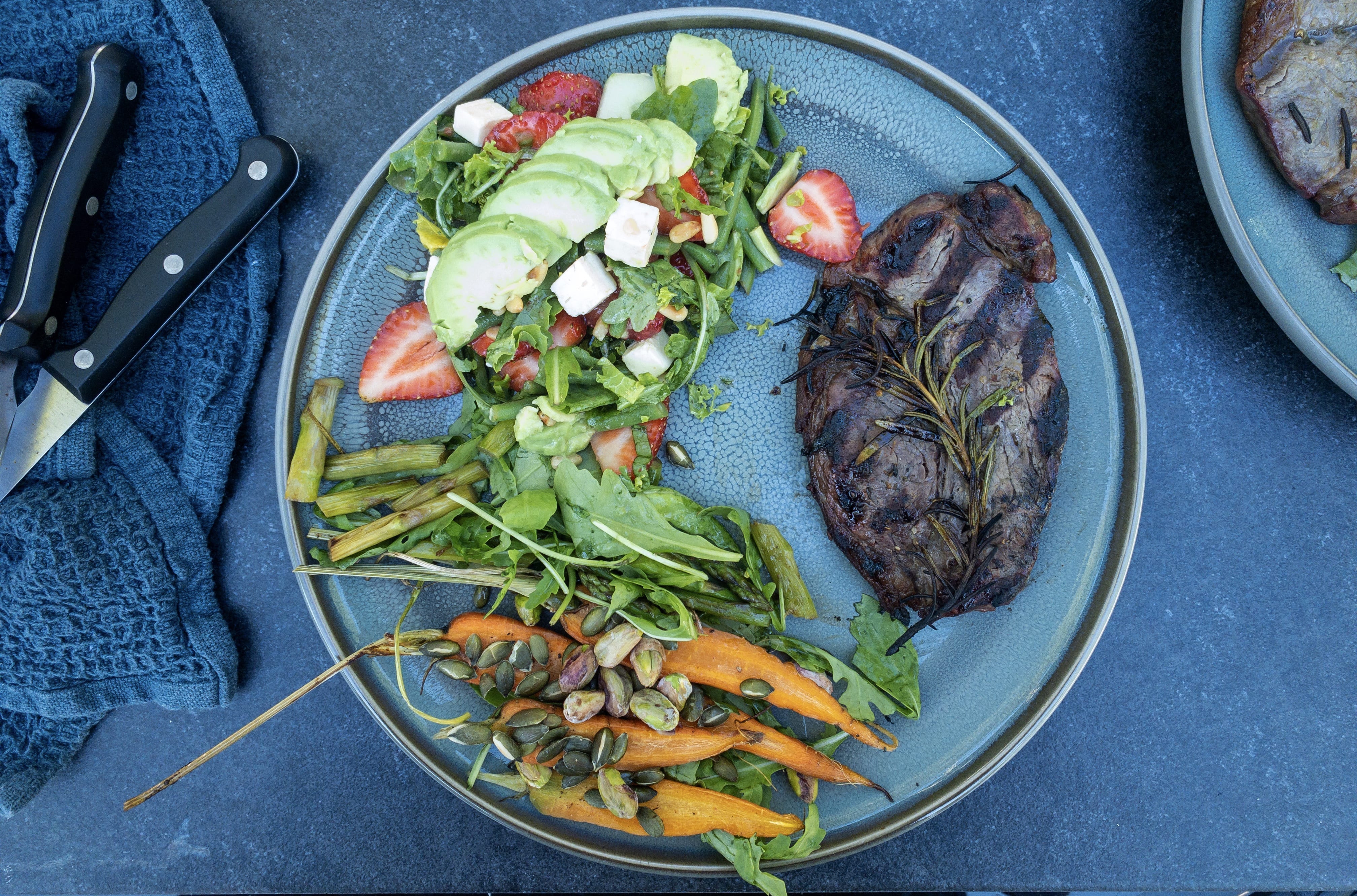 Entrecote med jordbær salat og gulerødder i pistacienødder
