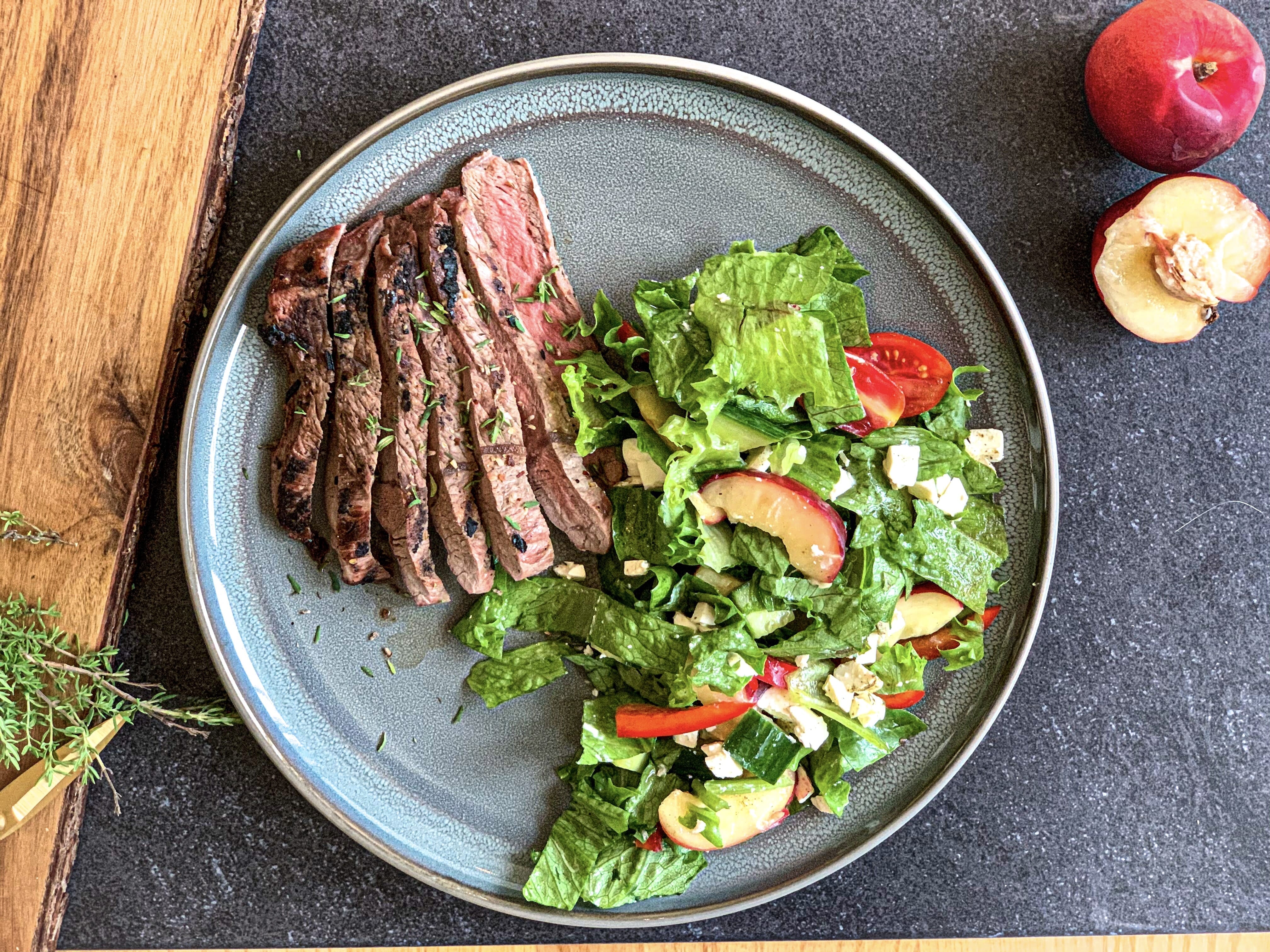 Oksesteg med skøn og sød ferskensalat