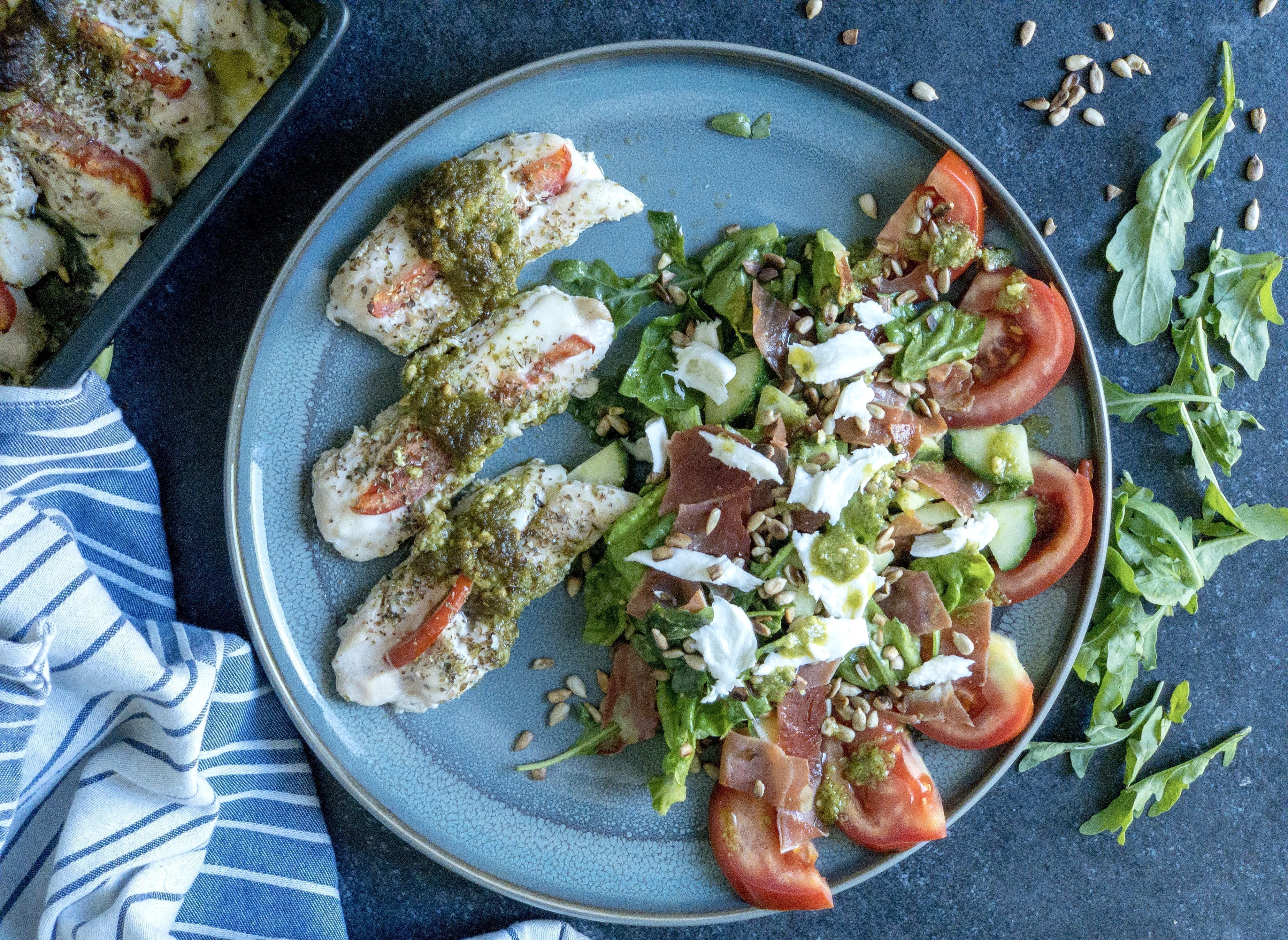 Mozzarellakylling med kernesalat og serranoskinke