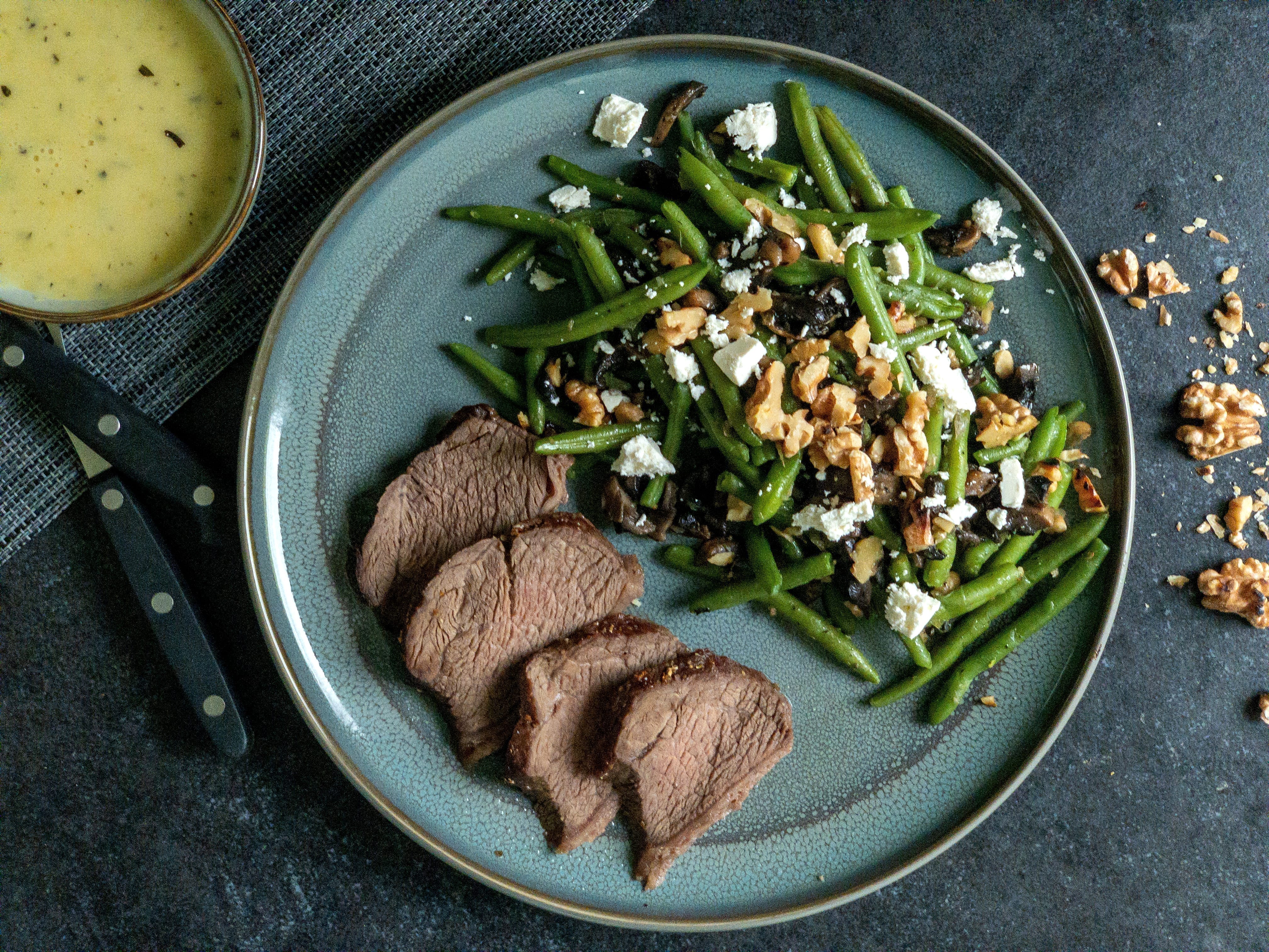 Oksesteg og bønnesalat med valnødder og champignon