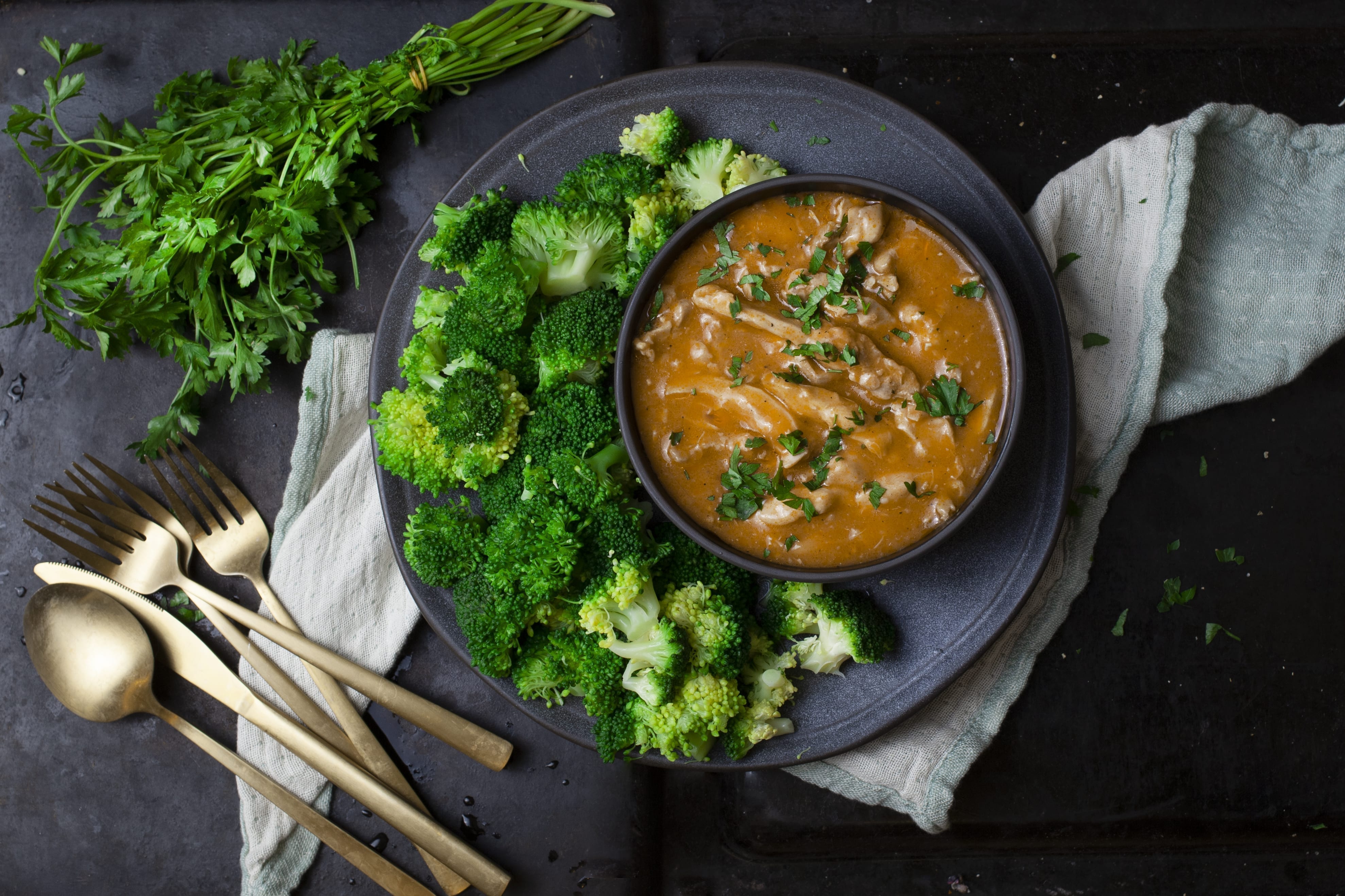Kylling i karry med broccolibuketter