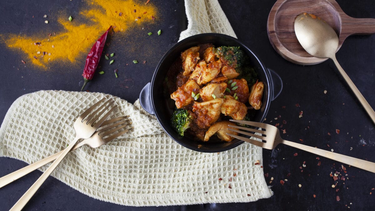 Orientalsk kylling i karry med broccolibuketter