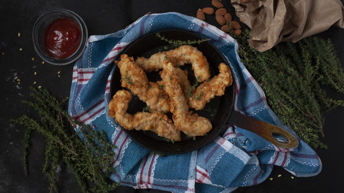 Kyllingefritter med sprød salat