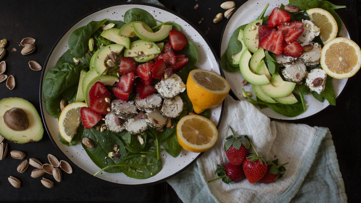Let og sommerlig salat med jordbær, pistacienødder og gedeost
