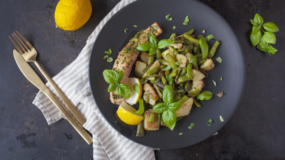 Laks med pesto og stegte grøntsager fra vore danske haver